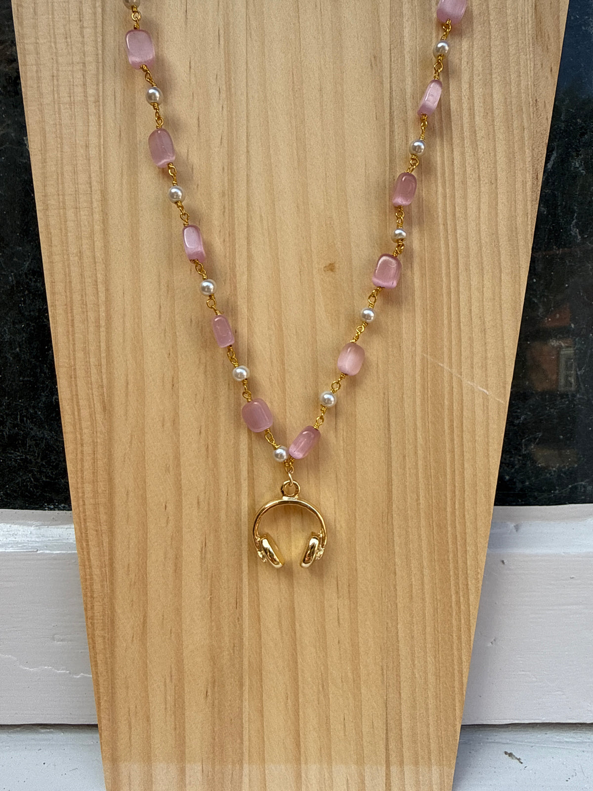 Pink and pearl short headphone necklace